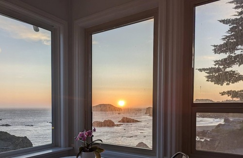 Brookings Apartment | Sparkling Clean, Private & Quiet! Amazing Ocean Views [4]