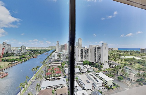 McCully - Moiliili Condo | Sparkling Hawaiian Monarch Studio | Pool + Gym