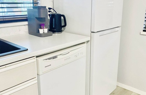Maple Ridge House | Sparkling Modern Kitchenette Suite Close to Nature