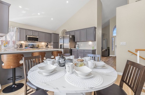 Dave Brown Autumn Hills House | Sparkling Saltwater Pool Spa FirePit Free Netflix WiFi 4BR/3BA