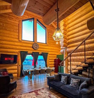 Rasnov Ski Chalet | Sparrow's Nest Spacious Mountain Chalet with Hot Tub and Panoramic Views
