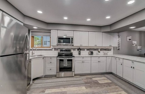 Lake Delton Condo | Sparrow's Nest - Stay at the lake, walk to Noah's Ark!