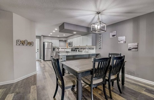 Lake Delton Condo | Sparrow's Nest - Stay at the lake, walk to Noah's Ark!