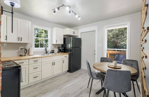 Spartanburg House | Spartanburg Home w/BBQ Grill, Fire Pit & King Size Bed