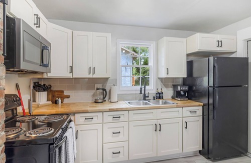 Spartanburg House | Spartanburg Home w/BBQ Grill, Fire Pit & King Size Bed