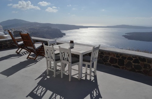 Imerovigli Villa | Spatious 2 Bedroom Villa On the Caldera in Imerovigli