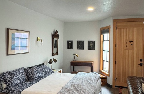Market District Apartment | Speak Easy Eugene, Oregon. Located between Downtown and Whiteaker District