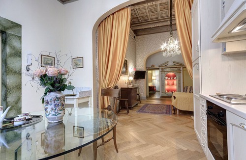 San Frediano Apartment | Special apartment with terrace and original frescoes 700 close to old bridge