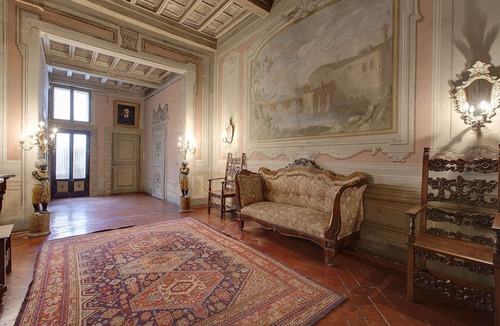 San Frediano Apartment | Special apartment with terrace and original frescoes 700 close to old bridge