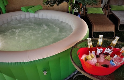 Newcastle Village House | Specious House with HOT TUB/BREAKFAST/BBQ/Netflix