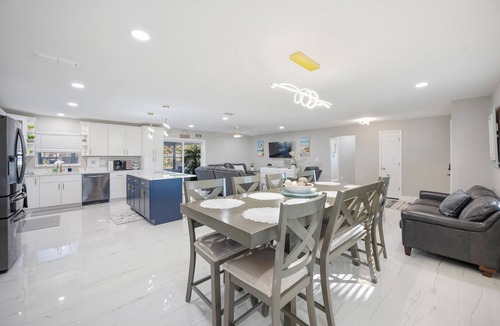 Lakeland House | Spectacular 4-Bedroom Family Home with a Pool