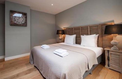 Red Light District Apartment | Spectacular Amsterdam Canal 4 Bedroom House 7 Guests