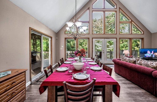 Lake Harmony Estates House | Spectacular Chalet, Hot Tub ,Pool Table, Foosball Table, Fire Pit, Lake & Beach