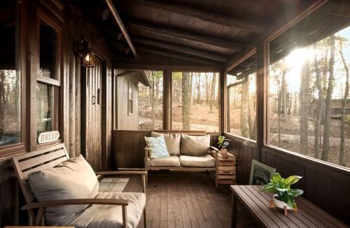 Kabletown House | Spectacular Lofted Cabin with Screened Porch, BBQ, and Fire Pit in West Virginia