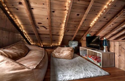 Kabletown House | Spectacular Lofted Cabin with Screened Porch, BBQ, and Fire Pit in West Virginia