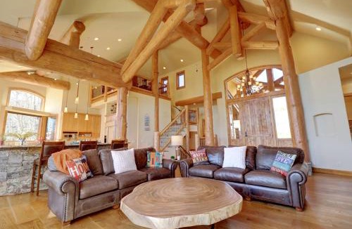 Three Peaks House | Spectacular Luminous Cabin with Amazing Exterior Space and Pool Table in Silverthorne, Colorado