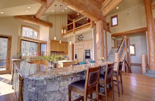 Three Peaks House | Spectacular Luminous Cabin with Amazing Exterior Space and Pool Table in Silverthorne, Colorado
