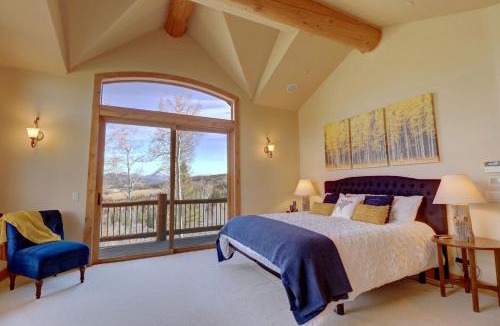 Three Peaks House | Spectacular Luminous Cabin with Amazing Exterior Space and Pool Table in Silverthorne, Colorado