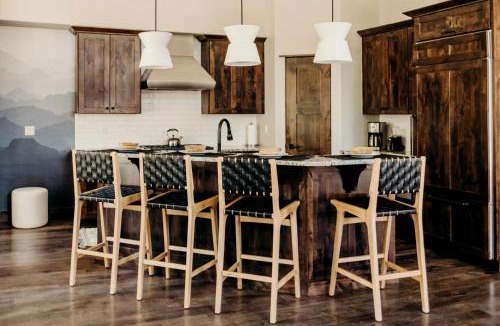 Warrior's Mark Boat Rental | Spectacular Luxury Cabin with Jacuzzi and Breathtaking Design Spaces in Colorado