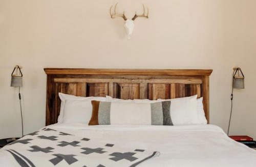 Warrior's Mark Boat Rental | Spectacular Luxury Cabin with Jacuzzi and Breathtaking Design Spaces in Colorado