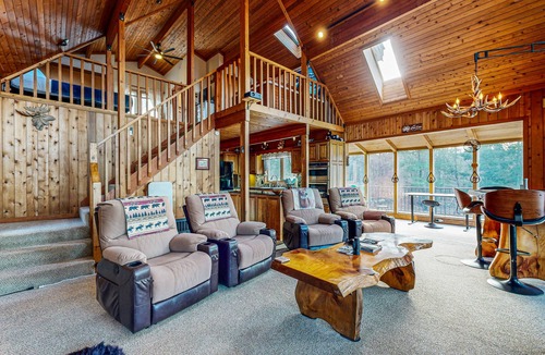 Franklin House | Spectacular mountain view home: dog friendly, large deck & game room
