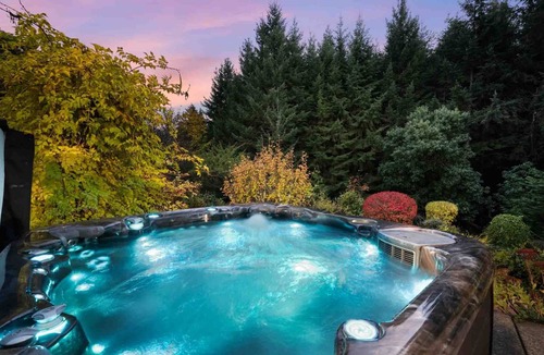 Beaverton House | Spectacular Private Retreat on Five Acres, Huge Deck, Hot Tub w/Views, Game Room, Close to Portland