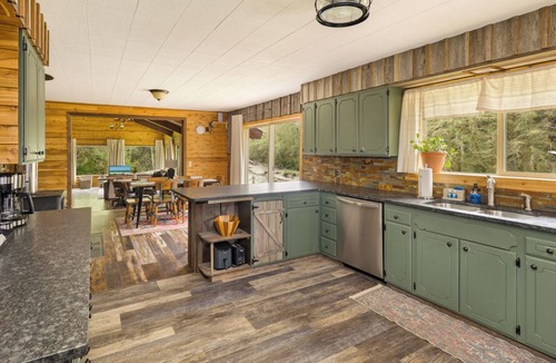 Forks House | 🏞️ Spectacular River Views, ♨️ Hot Tub, ⚡Backup Generator, 🏓 Game Table