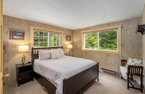 Ardenvoir House | Spectacular Riverfront Family Cabin with Hot-Tub and Barbecue in Leavenworth, Washington