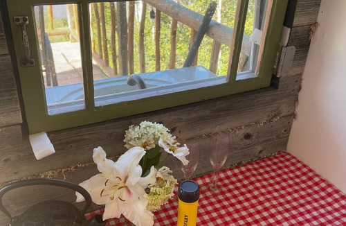 Hepburn Cabin | Spectacular Rustic & Cozy Cabin, (built for 2) running water, toilet and shower!