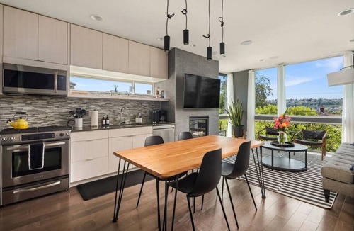 Eastlake Villa | Spectacular Views from this 3 Bedroom Designer Home w/Priv Rooftop, AC