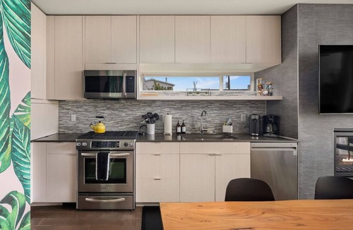 Eastlake Villa | Spectacular Views from this 3 Bedroom Designer Home w/Priv Rooftop, AC