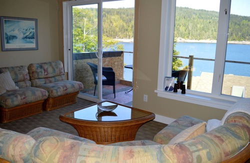 Halfmoon Bay House | Spectacular Waterfront Coach House