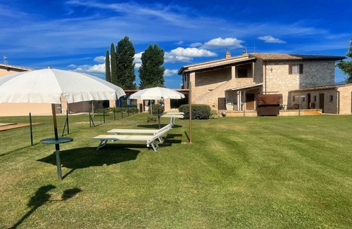 Limiti Villa | Spello By The Pool - Sleeps 11 - close to Spello central - large exc pool - wifi
