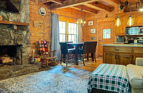 Pine Mountain Cabin | Spend July 4th Day at Happy’s Hideaway- Fiber Wifi and Hottub - Callaway Gardens