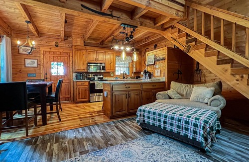 Pine Mountain Cabin | Spend July 4th Day at Happy’s Hideaway- Fiber Wifi and Hottub - Callaway Gardens