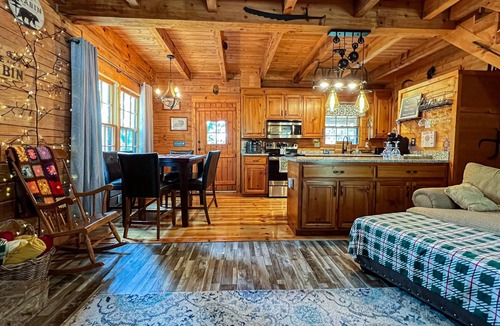 Pine Mountain Cabin | Spend July 4th Day at Happy’s Hideaway- Fiber Wifi and Hottub - Callaway Gardens