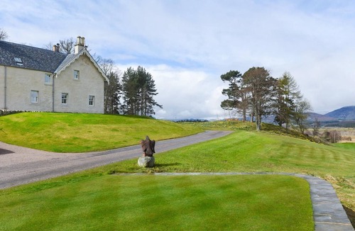 Kingussie Villa | Spey Valley House - Eight Bedroom Villa, Sleeps 16