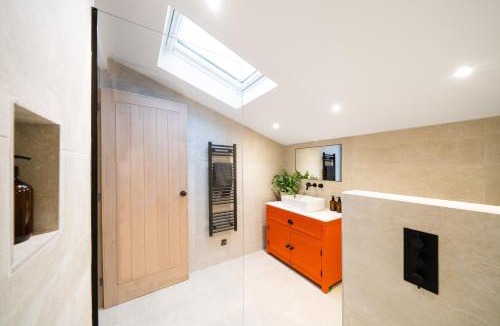Abbots Salford House | Spinney - a unique open plan barn, with private garden