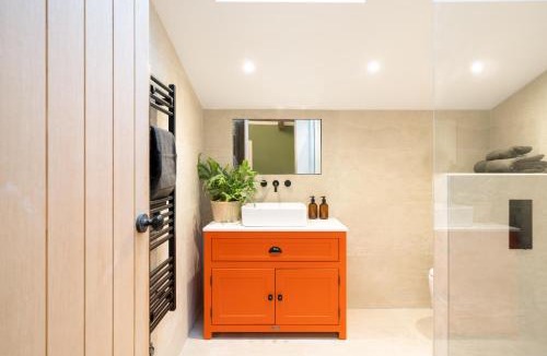 Abbots Salford House | Spinney - a unique open plan barn, with private garden