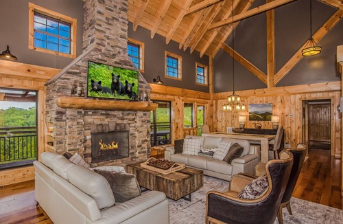 Gatlinburg - Pigeon Forge Cabin | Splashing at the Bluffs