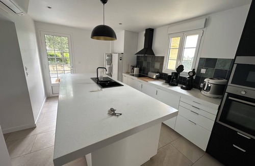 Saint-Louis-De-Montferrand Bed & Breakfast | Splendid contemporary villa amidst vineyards on the outskirts of Bordeaux