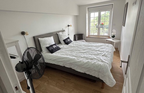 Saint-Louis-De-Montferrand Bed & Breakfast | Splendid contemporary villa amidst vineyards on the outskirts of Bordeaux