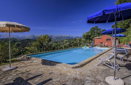 Monte San Martino House | Splendid Apartment with Pool in Monte San Martino