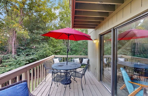 Goodview House | Splendid dog friendly home with shared pool, kayaks & free WIFI