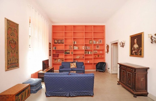 Chinatown Apartment | Splendid fully furnished loft on two floors that can accommodate up to 6 people. It is located in an internal courtyard.They are 150 sqm ground floor + 70 mg basement.At the entrance a living room/office with a beautiful library, a fully equipped kitc