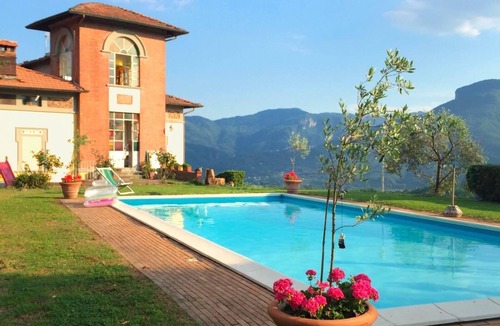 Mologno Villa | Splendid Liberty villa overlooking the lush green Tuscan valleys and mountains