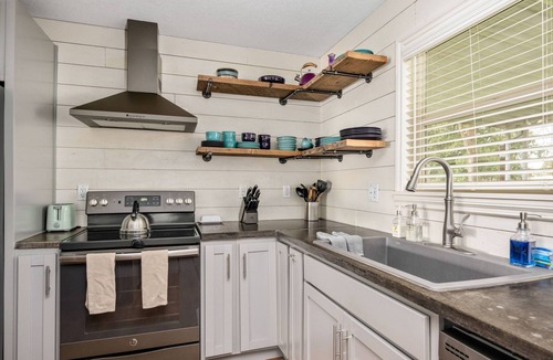 Hillsboro House | Splendid Location, Single Level, Pet Friendly, Huge Fenced Yard, BBQ, Games, Next to School Fields