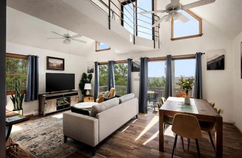 Romney House | Splendid Mountaintop Cabin Retreat near South Branch Potomac River in West Virginia