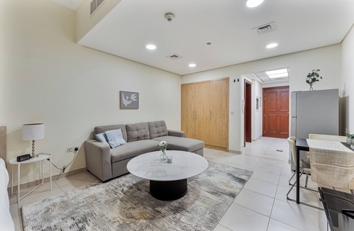 Al Wasl Apartment | Splendid Studio near Canal & famous Golf Clubs