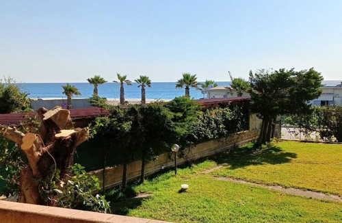 Marina di Davoli Apartment | Splendida casa di fronte al mare con giardino